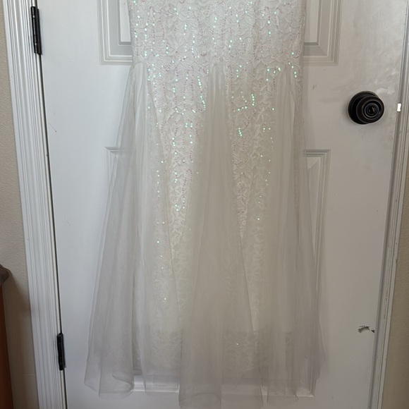 Miusol White lace Sequin Mermaid Short Sleeve Dress
Size S(4) - Picture 6 of 7